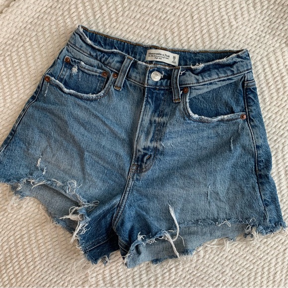 A&F 90’s Cutoff Shorts - Picture 2 of 4